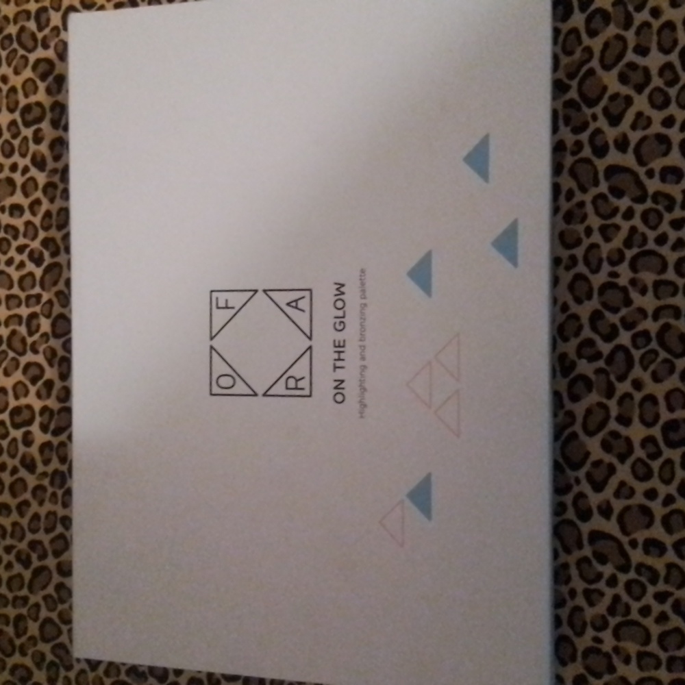 OFRA  Highlighting & Bronzing Palette ( palette mirror was broken in shipping.